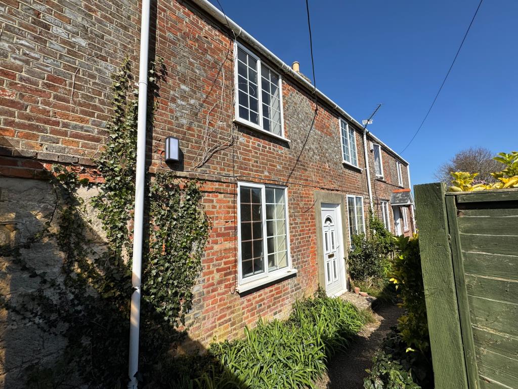 Lot: 71 - FREEHOLD THREE-BEDROOM COTTAGE FOR IMPROVEMENT - A Front View of the Cottage